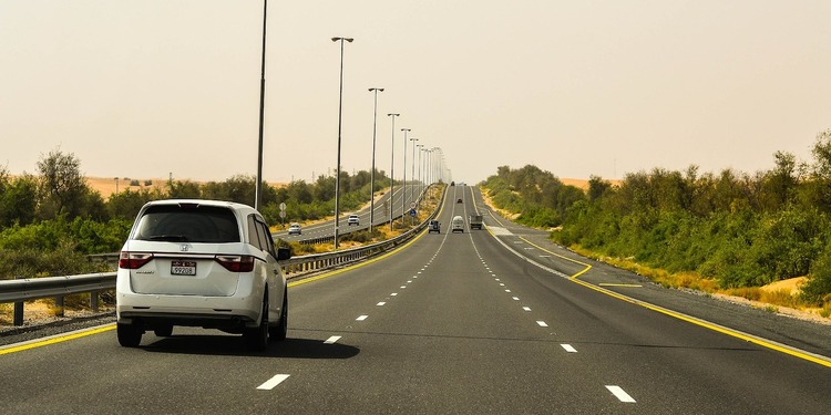۶ قانون رانندگی در لاین سرعت در امارات
