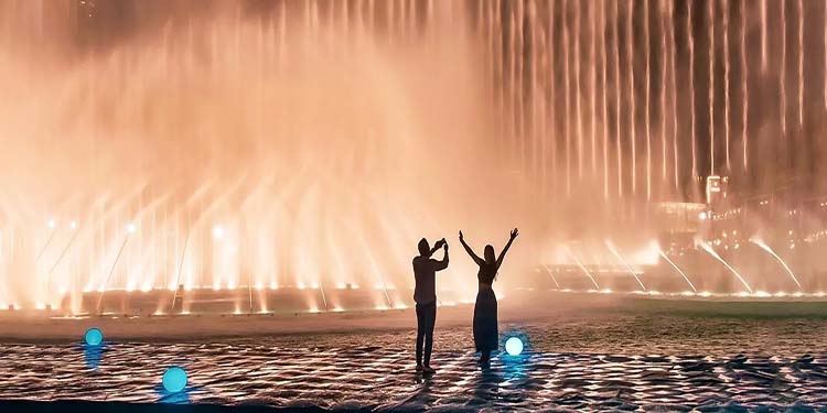 از نزدیک به تماشای فواره دبی (فانتین) بروید