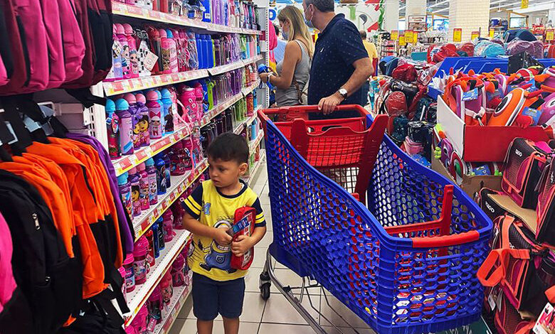 شلوغی مراکز خرید در امارات در آستانه بازگشایی مدارس