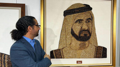 این نقاشی از حاکم دبی از دانه‌های قهوه ساخته شده است