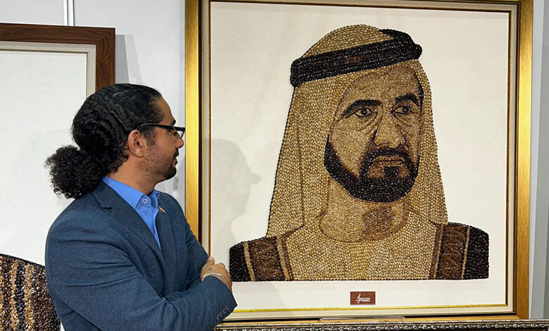 این نقاشی از حاکم دبی از دانه‌های قهوه ساخته شده است