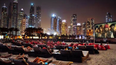 سینمای رایگان در فضای باز با چشم انداز برج خلیفه