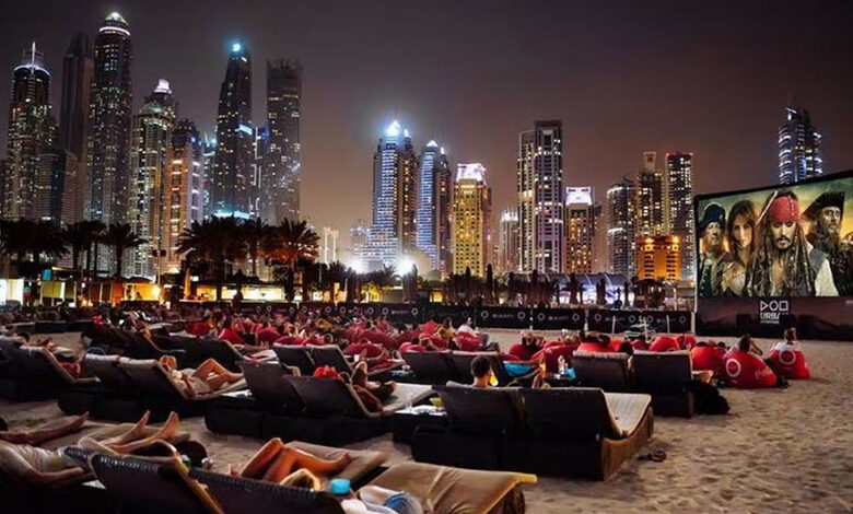 سینمای رایگان در فضای باز با چشم انداز برج خلیفه