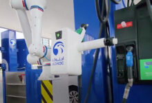 بازوی رباتی در امارات که برای شما بنزین می زند