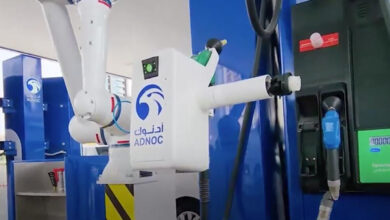 بازوی رباتی در امارات که برای شما بنزین می زند
