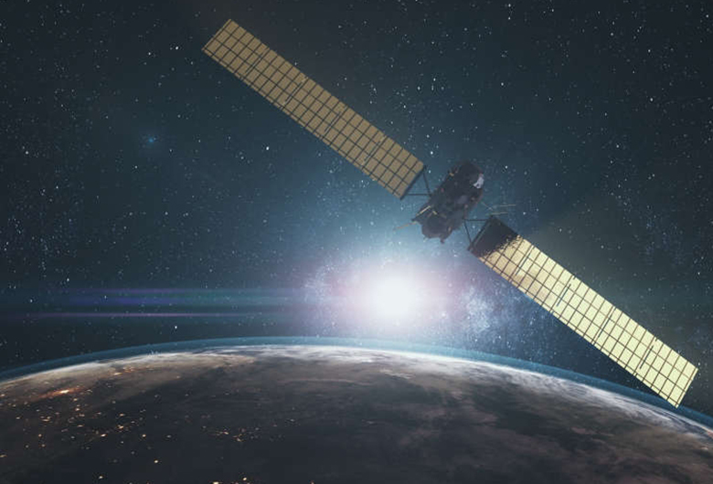 امارات اولین ماهواره تصویربرداری با امواج رادار خود رابه فضا فرستاد - رسانا