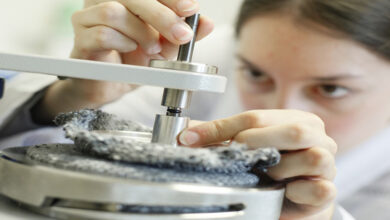 تست کیفیت لباس ها در آزمایشگاه مرکزی دبی